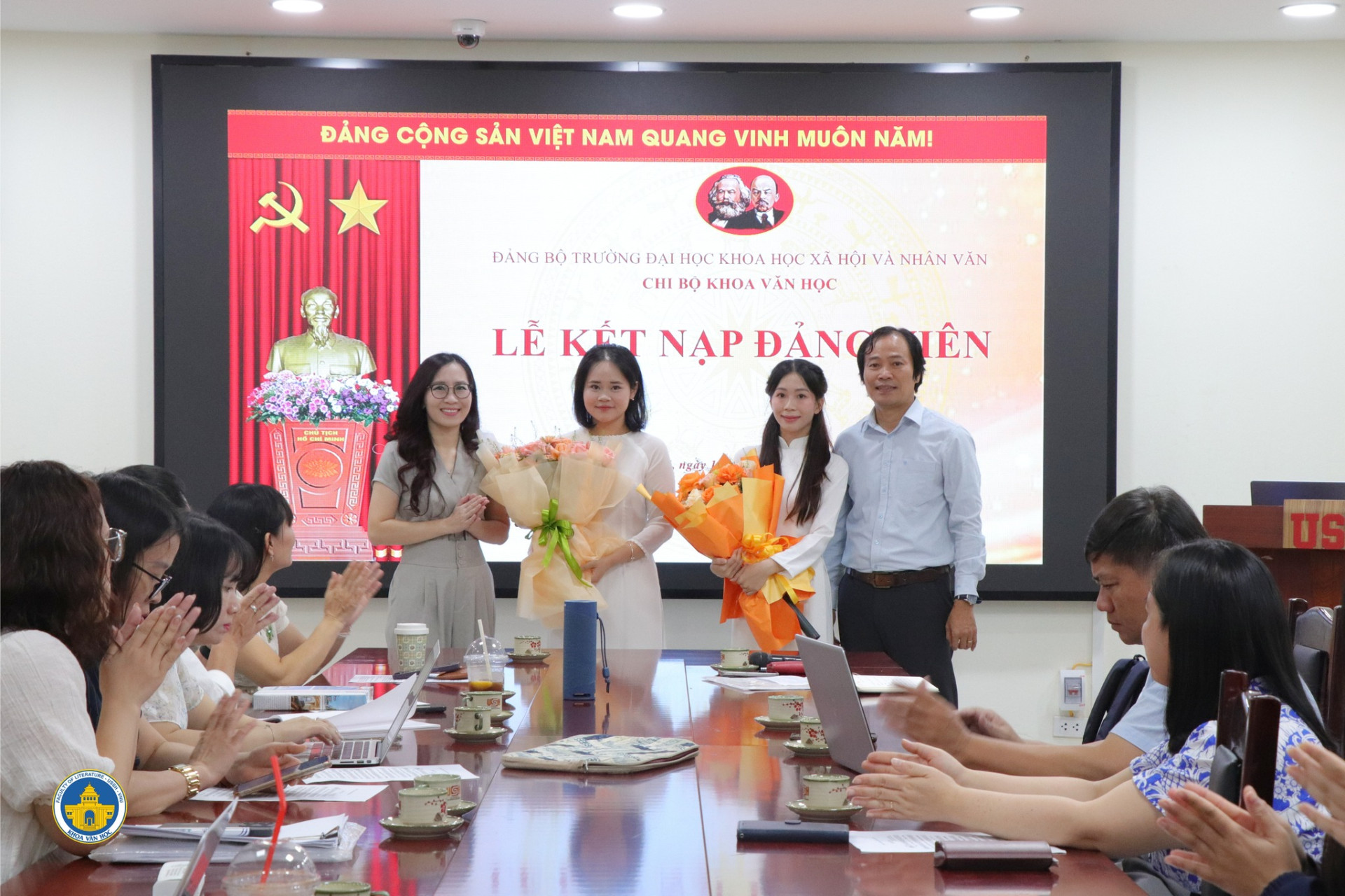CHI BỘ KHOA VĂN HỌC TỔ CHỨC LỄ KẾT NẠP ĐẢNG VIÊN MỚI