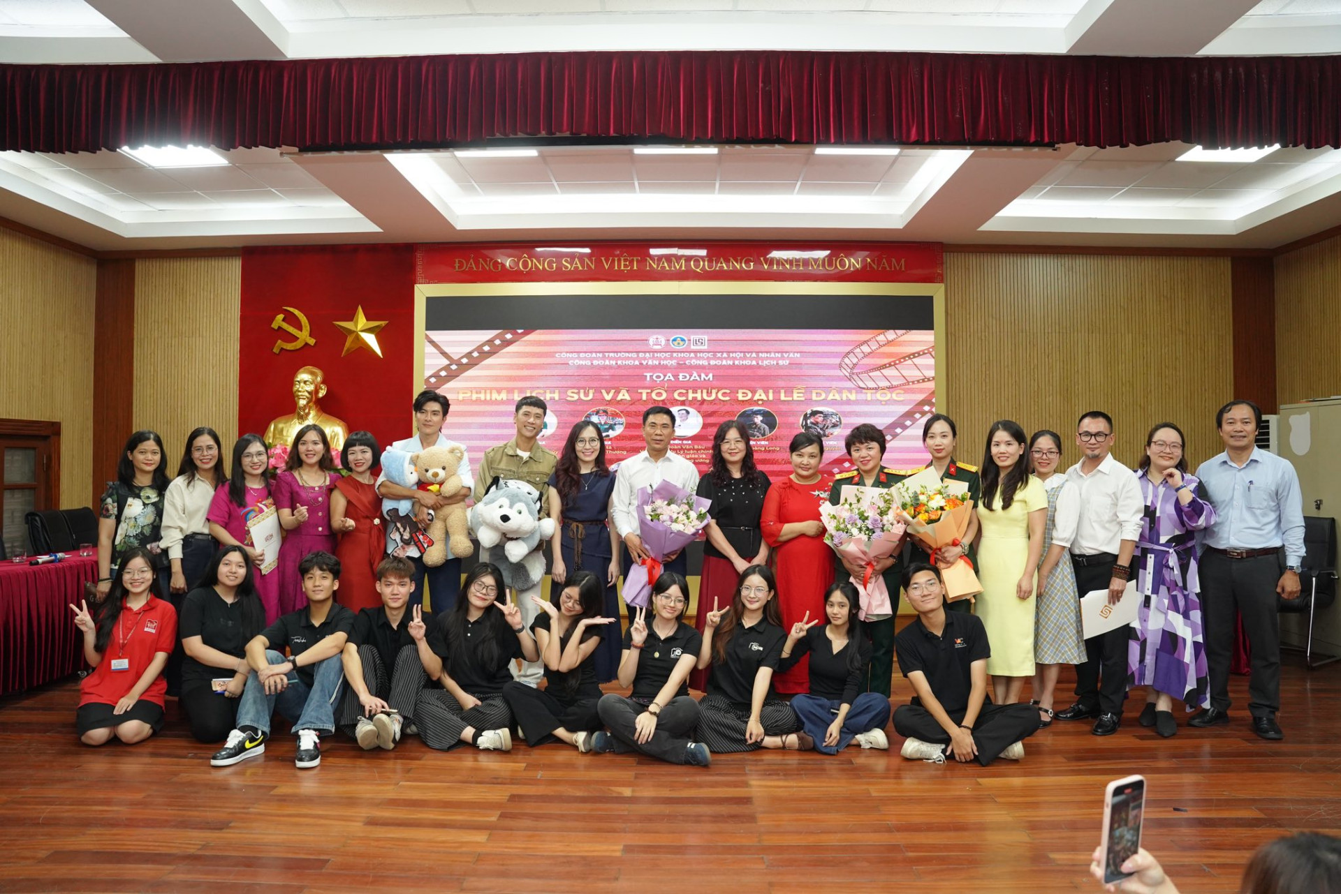 CÔNG ĐOÀN KHOA VĂN HỌC VÀ CÔNG ĐOÀN KHOA LỊCH SỬ TỔ CHỨC TỌA ĐÀM “PHIM LỊCH SỬ VÀ TỔ CHỨC ĐẠI LỄ DÂN TỘC”