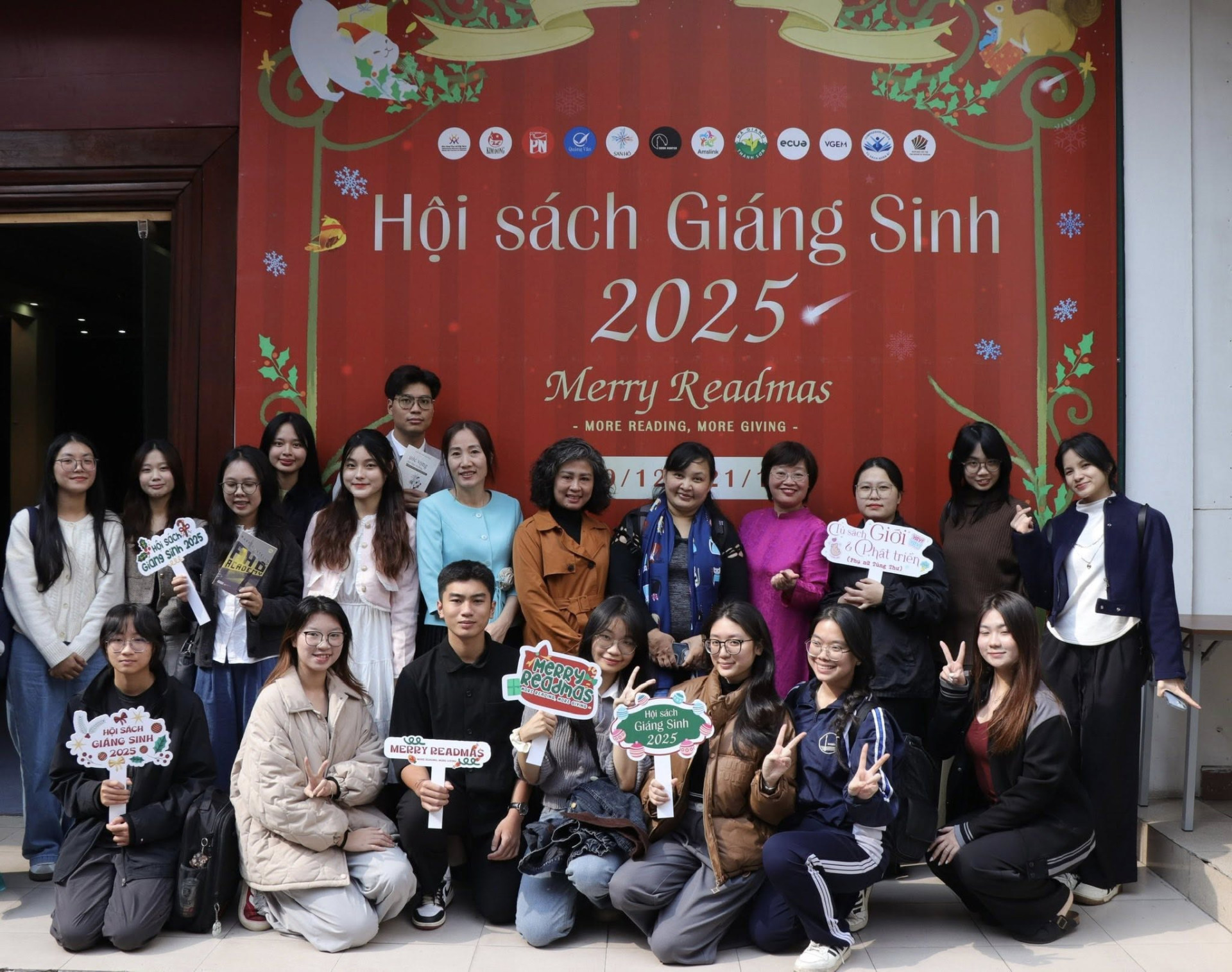 SINH VIÊN KHOA VĂN HỌC THAM DỰ LỄ KHAI MẠC HỘI SÁCH GIÁNG SINH 2025: MARRY READMAS, MORE READING, MORE GIVING