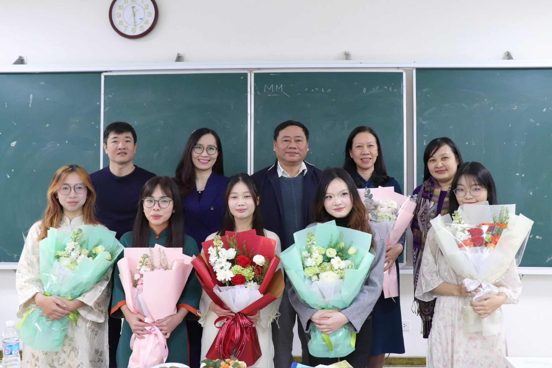 TỔNG KẾT LỄ BẢO VỆ KHÓA LUẬN TỐT NGHIỆP KHOA VĂN HỌC NĂM HỌC 2025 - 2026