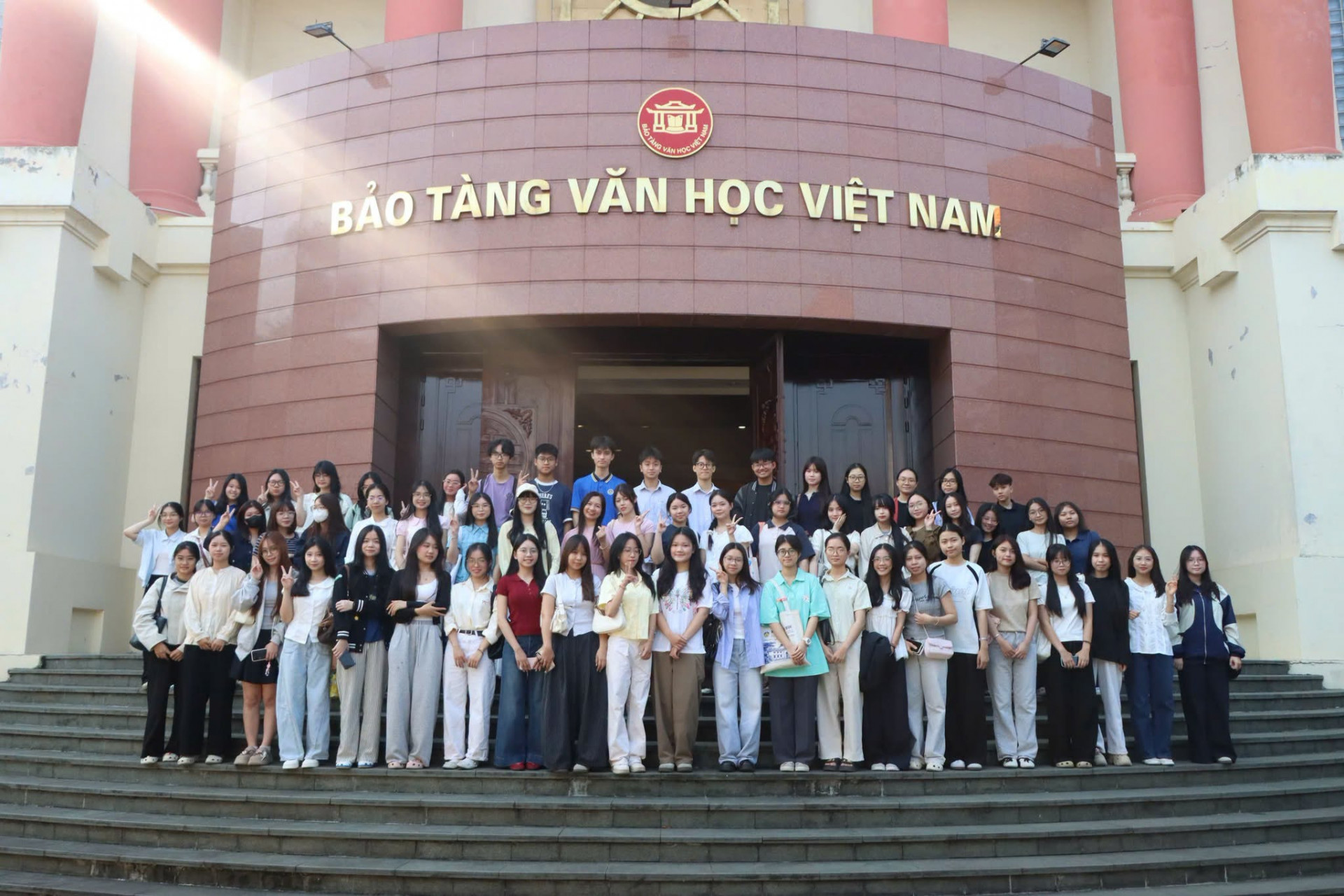 SINH VIÊN NGÀNH VĂN HỌC, TRƯỜNG ĐẠI HỌC KHOA HỌC XÃ HỘI VÀ NHÂN VĂN THAM QUAN BẢO TÀNG VĂN HỌC VIỆT NAM